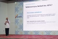 Dosen FKG UMY menjelaskan tentang penggunaan behel kepada masyarakat Temanggung dalam kegiatan talk show kesehatan gigi di Auditorium Graha Bhumi Phala, Temanggung.