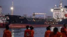 Tim SAR gabungan melakukan evakuasi penumpang korban kapal motor penumpang (KMP) Virgo Transport 8 yang tiba menggunakan Kapal Tanker MT Mauhau milik PT Pertamina di Pelabuhan Tri Sakti, Banjarmasin, Kalimantan Selatan, Senin (14/9/2026). (Jennus)