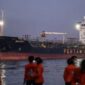 Tim SAR gabungan melakukan evakuasi penumpang korban kapal motor penumpang (KMP) Virgo Transport 8 yang tiba menggunakan Kapal Tanker MT Mauhau milik PT Pertamina di Pelabuhan Tri Sakti, Banjarmasin, Kalimantan Selatan, Senin (14/9/2026). (Jennus)