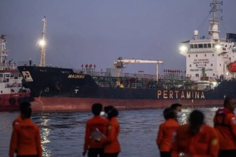 Tim SAR gabungan melakukan evakuasi penumpang korban kapal motor penumpang (KMP) Virgo Transport 8 yang tiba menggunakan Kapal Tanker MT Mauhau milik PT Pertamina di Pelabuhan Tri Sakti, Banjarmasin, Kalimantan Selatan, Senin (14/9/2026). (Jennus)