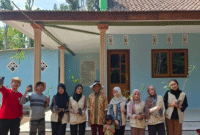 Foto bersama Tim KKN 120 UIN Sunan Kalijaga Yogyakarta dengan warga dan santri usai penanaman bibit pohon di halaman TPQ, Sabtu (8/08/2026). (Dok. Pribadi/Kelompok KKN 120 UIN Sunan Kalijaga Yogyakarta)