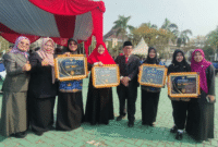 Kepala Dinas Kesehatan Kabupaten Bekasi dr.Arief Kurnia bersama 4 ASN Dinkes yang meraih Anugerah ASN Inovatif Kabupaten Bekasi 2026, usai menerima penghargaan di Plaza Pemda, Kamis (17/9/2026).