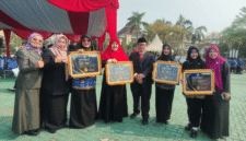 Kepala Dinas Kesehatan Kabupaten Bekasi dr.Arief Kurnia bersama 4 ASN Dinkes yang meraih Anugerah ASN Inovatif Kabupaten Bekasi 2026, usai menerima penghargaan di Plaza Pemda, Kamis (17/9/2026).