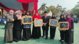 Kepala Dinas Kesehatan Kabupaten Bekasi dr.Arief Kurnia bersama 4 ASN Dinkes yang meraih Anugerah ASN Inovatif Kabupaten Bekasi 2026, usai menerima penghargaan di Plaza Pemda, Kamis (17/9/2026).