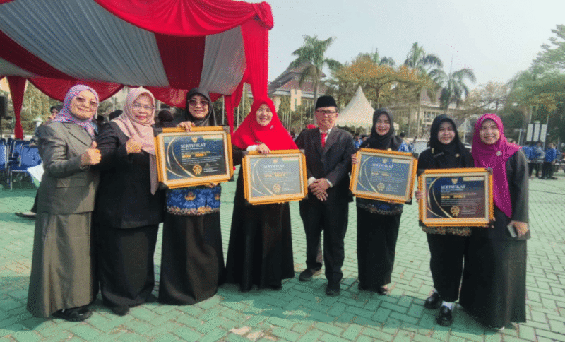 Kepala Dinas Kesehatan Kabupaten Bekasi dr.Arief Kurnia bersama 4 ASN Dinkes yang meraih Anugerah ASN Inovatif Kabupaten Bekasi 2026, usai menerima penghargaan di Plaza Pemda, Kamis (17/9/2026).