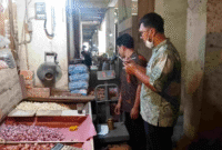 TERA ULANG : Petugas dari UPTD Meterologi , Dinas Perdagangan Kabupaten Bekasi tengah melakukan tera ulang terhadap alat ukur, takar, timbang dan perlengkapannya (UTTP) di Pasar Induk Cibitung pada Kamis (24/08/2026).