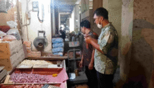 TERA ULANG : Petugas dari UPTD Meterologi , Dinas Perdagangan Kabupaten Bekasi tengah melakukan tera ulang terhadap alat ukur, takar, timbang dan perlengkapannya (UTTP) di Pasar Induk Cibitung pada Kamis (24/08/2026).