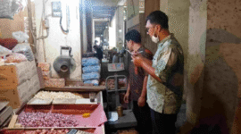 TERA ULANG : Petugas dari UPTD Meterologi , Dinas Perdagangan Kabupaten Bekasi tengah melakukan tera ulang terhadap alat ukur, takar, timbang dan perlengkapannya (UTTP) di Pasar Induk Cibitung pada Kamis (24/08/2026).