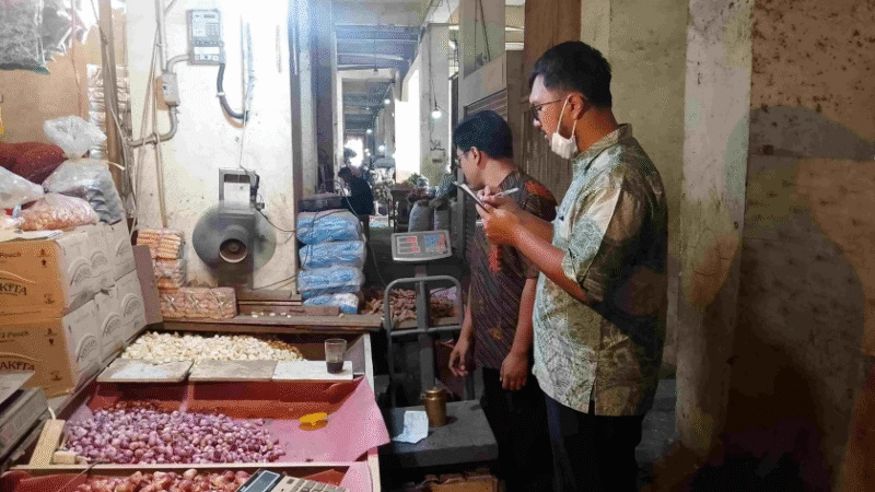 TERA ULANG : Petugas dari UPTD Meterologi , Dinas Perdagangan Kabupaten Bekasi tengah melakukan tera ulang terhadap alat ukur, takar, timbang dan perlengkapannya (UTTP) di Pasar Induk Cibitung pada Kamis (24/08/2026).