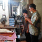 TERA ULANG : Petugas dari UPTD Meterologi , Dinas Perdagangan Kabupaten Bekasi tengah melakukan tera ulang terhadap alat ukur, takar, timbang dan perlengkapannya (UTTP) di Pasar Induk Cibitung pada Kamis (24/08/2026).