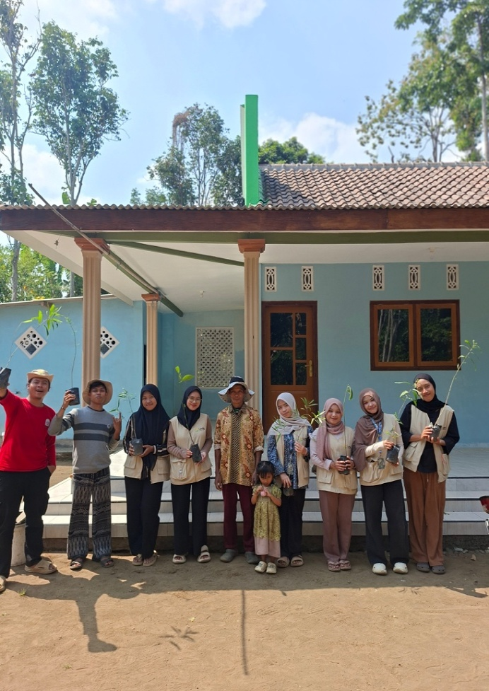 Foto bersama Tim KKN 120 UIN Sunan Kalijaga Yogyakarta dengan warga dan santri usai penanaman bibit pohon di halaman TPQ, Sabtu (8/08/2026). (Dok. Pribadi/Kelompok KKN 120 UIN Sunan Kalijaga Yogyakarta)