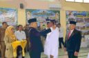 Camat Tambelang Cecep Supriyadi melantik enam Pj. Kepala Desa se-Kecamatan Tambelang yang berlangsung di Aula Kantor Kecamatan Tambelang, pada Selasa (29/9/2026).