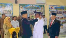 Camat Tambelang Cecep Supriyadi melantik enam Pj. Kepala Desa se-Kecamatan Tambelang yang berlangsung di Aula Kantor Kecamatan Tambelang, pada Selasa (29/9/2026).