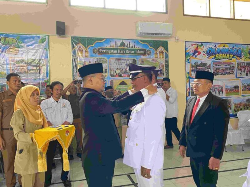 Camat Tambelang Cecep Supriyadi melantik enam Pj. Kepala Desa se-Kecamatan Tambelang yang berlangsung di Aula Kantor Kecamatan Tambelang, pada Selasa (29/9/2026).