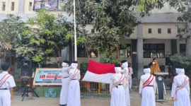 PAKAI MASKER: Siswa menggunakan masker saat melaksanakan upacara hari senin di SDN Wanasari 01, Kecamatan Cibitung pada Senin (07/09/2026) sesuai dengan himbauan yang dikeluarkan Disdik Kabupaten Bekasi.