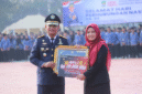 Plt Bupati Bekasi, dr. Asep Surya Atmaja menyerahkan penghargaan ASN Inovatif Kabupaten Bekasi kepada Vina Sari Nalurita di Plaza Pemkab Bekasi, Cikarang Pusat, Kamis (17/09/2026).