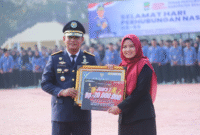Plt Bupati Bekasi, dr. Asep Surya Atmaja menyerahkan penghargaan ASN Inovatif Kabupaten Bekasi kepada Vina Sari Nalurita di Plaza Pemkab Bekasi, Cikarang Pusat, Kamis (17/09/2026).