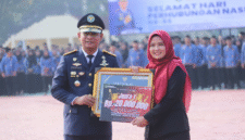 Plt Bupati Bekasi, dr. Asep Surya Atmaja menyerahkan penghargaan ASN Inovatif Kabupaten Bekasi kepada Vina Sari Nalurita di Plaza Pemkab Bekasi, Cikarang Pusat, Kamis (17/09/2026).