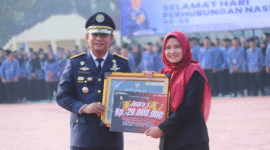 Plt Bupati Bekasi, dr. Asep Surya Atmaja menyerahkan penghargaan ASN Inovatif Kabupaten Bekasi kepada Vina Sari Nalurita di Plaza Pemkab Bekasi, Cikarang Pusat, Kamis (17/09/2026).