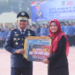 Plt Bupati Bekasi, dr. Asep Surya Atmaja menyerahkan penghargaan ASN Inovatif Kabupaten Bekasi kepada Vina Sari Nalurita di Plaza Pemkab Bekasi, Cikarang Pusat, Kamis (17/09/2026).