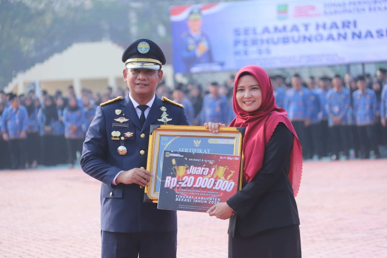 Plt Bupati Bekasi, dr. Asep Surya Atmaja menyerahkan penghargaan ASN Inovatif Kabupaten Bekasi kepada Vina Sari Nalurita di Plaza Pemkab Bekasi, Cikarang Pusat, Kamis (17/09/2026).