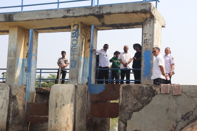 NORMALISASI SALURAN : Pelaksana Tugas (Plt) Bupati Bekasi, dr Asep Surya Atmaja meninjau langsung progres normalisasi Saluran Sekunder (SS) Bendungan Kedung Gede (BKG) 15, 17, 20 dan 30 di Kecamatan Pebayuran pada Selasa,(02/09/2029).