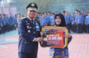 Plt Bupati Bekasi Asep Surya Atmaja menyerahkan penghargaan Anugerah ASN Inovatif 2026 kepada perwakilan RSUD Kabupaten Bekasi, di Plaza Pemda Cikarang Pusat, Kamis (17/9/2026).