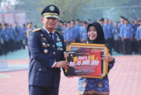 Plt Bupati Bekasi Asep Surya Atmaja menyerahkan penghargaan Anugerah ASN Inovatif 2026 kepada perwakilan RSUD Kabupaten Bekasi, di Plaza Pemda Cikarang Pusat, Kamis (17/9/2026).