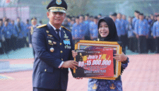 Plt Bupati Bekasi Asep Surya Atmaja menyerahkan penghargaan Anugerah ASN Inovatif 2026 kepada perwakilan RSUD Kabupaten Bekasi, di Plaza Pemda Cikarang Pusat, Kamis (17/9/2026).