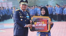 Plt Bupati Bekasi Asep Surya Atmaja menyerahkan penghargaan Anugerah ASN Inovatif 2026 kepada perwakilan RSUD Kabupaten Bekasi, di Plaza Pemda Cikarang Pusat, Kamis (17/9/2026).