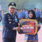 Plt Bupati Bekasi Asep Surya Atmaja menyerahkan penghargaan Anugerah ASN Inovatif 2026 kepada perwakilan RSUD Kabupaten Bekasi, di Plaza Pemda Cikarang Pusat, Kamis (17/9/2026).