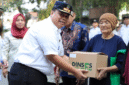 Kepala Dinsos Kota Bekasi saat menyerahkan bantuan