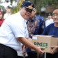 Kepala Dinsos Kota Bekasi saat menyerahkan bantuan