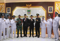 6 Penjabat (Pj) Kepala Desa di Kecamatan Sukakarya resmi dilantik dan diambil sumpahnya oleh Pelaksana Tugas (Plt) Camat Sukakarya, Bahrul Ulum pada Selasa (29/09/2026) di Aula Kantor Kecamatan Sukakarya. 