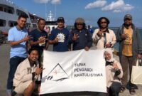 Mahasiswa KKN Tapak Pengabdi Khatulistiwa (Tabik) UMY tahun 2026 bersama dosen pembimbing KKN, Dr. Fajar Junaedi (tiga dari kanan foto atas) dan warga desa Mola Nelayan Bakti, Pulau Wangi-Wangi, Wakatobi, Sulawesi Tenggara