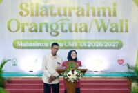 Foto Fina, penerima beasiswa Dokter dan Dokter Gigi Muhammadiyah UMY Tahun Akademik 2026/2027 bersama ayahnya saat memberikan sambutan perwakilan penerima beasiswa UMY