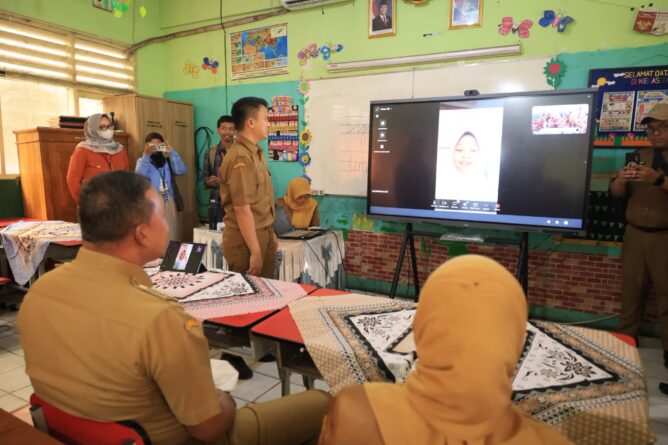 Terapkan PJJ, Wali Kota Tri Adhianto Tinjau Aktifitas Pembelajaran di Sekolah