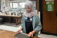 Foto mahasiswa prodi Teknik Sipil UMY saat melakukan pengujian pada material konstruksi berbasis serat bambu