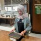 Foto mahasiswa prodi Teknik Sipil UMY saat melakukan pengujian pada material konstruksi berbasis serat bambu