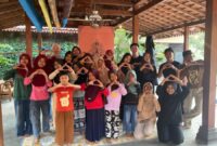 Foto tim PPK Ormawa IMM FISIPOL UMY bersama warga Karangsewu, Galur, Kulon Progo