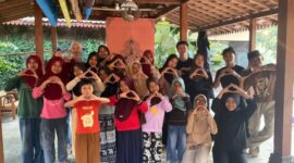 Foto tim PPK Ormawa IMM FISIPOL UMY bersama warga Karangsewu, Galur, Kulon Progo
