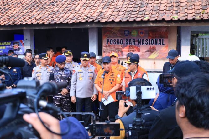 Hari Ketiga Operasi SAR, Pencarian Rombongan Jurnalis Dikembangkan di Enam Sektor Hari Ketiga Operasi SAR, Pencarian Rombongan Jurnalis Dikembangkan di Enam Sektor