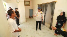 Kasatgas PRR Tito Karnavian meninjau rumah contoh huntap yang dibangun BNPB