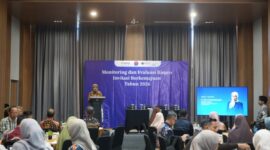 Foto Wakil Rektor UMY Bidang Riset, Inovasi, dan Hilirisasi, Dr. Med. dr. Suprayatiningsih, M.Kes., Sp.OG., Ph.D. menyampaikan sambutan dalam kegiatan Monev RISPRO Invitasi Berkemajuan