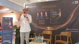 Before all speakers on the Book Launch of The Art of Heroic Leadership yesterday at Kinokuniya Grand Indonesia, the President of UID Foundation, Kak @Pengguna tak dikenal inspired all attendants to keep being presence on every family, organization and group or communities, inclidong member of parliament