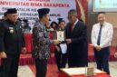 PENGHARGAAN-Irjend Pol Dr Susilo Teguh R, M.Si saat menerima penghargaan Visva Preraka dari Universitas Bima Sakapenta. (Foto Ist).