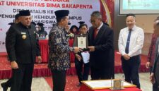 PENGHARGAAN-Irjend Pol Dr Susilo Teguh R, M.Si saat menerima penghargaan Visva Preraka dari Universitas Bima Sakapenta. (Foto Ist).
