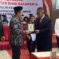 PENGHARGAAN-Irjend Pol Dr Susilo Teguh R, M.Si saat menerima penghargaan Visva Preraka dari Universitas Bima Sakapenta. (Foto Ist).