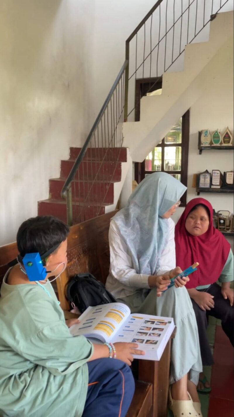 Foto tim PKM-KC UMY D-Sense saat melakukan pengujian prototipe D-Sense kepada peserta Down Syndrom