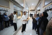 Foto Sekretaris Universitas Muhammadiyah Yogyakarta saat melakukan peninjauan ke ruang kuliah yang sudah direnovasi